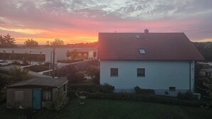 A residential area with houses and a clear sky during sunset. - Cozy, pet-friendly one-bedroom apartment in Meißen (Meißen)
