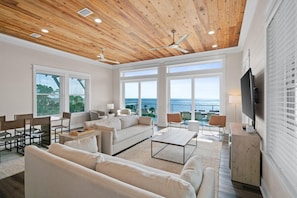 Casa, 6 habitaciones, alberca privada, vista al océano | Área de sala de estar | Smart TV de 55 pulgadas con canales digitales, Netflix y Hulu