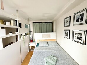 1 bedroom, internet, bed sheets - Bright, modern apartment ideally located (Paris)