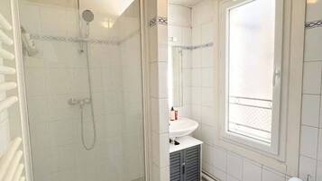Douche, sèche-cheveux, serviettes fournies