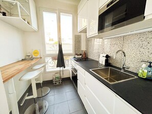 Fridge, oven, dishwasher, coffee/tea maker