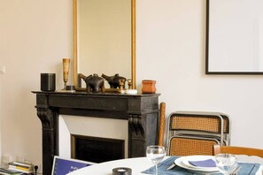 Dining - Chic and Modern Apartment in the Heart of Paris (Paris)