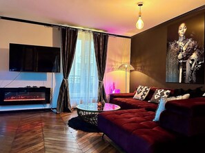 Een televisie en een open haard