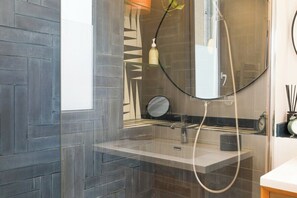 Shower, hair dryer, towels - Chic Hideaway with Sacré-Coeur View - Paris 9th (Paris)