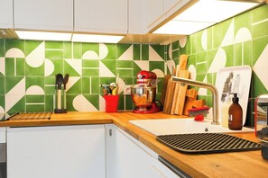 Fridge, microwave, oven, dishwasher - Chic Hideaway with Sacré-Coeur View - Paris 9th (Paris)