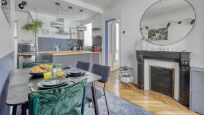 Eine moderne Küche mit Essbereich, Kamin und einem großen Spiegel.
