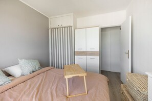 1 slaapkamer, een bureau, een strijkplank/strijkijzer, internet