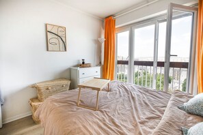 1 bedroom, desk, iron/ironing board, Internet - Spacious, elegant apartment in Montmartre (Paris)