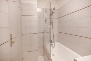 Shower, hair dryer, towels - Spacious, elegant apartment in Montmartre (Paris)