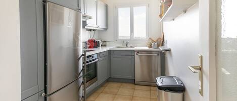 Fridge, oven, dishwasher, coffee/tea maker