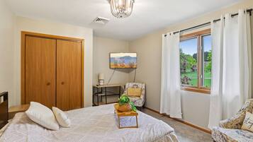 2 bedrooms, desk, iron/ironing board, WiFi