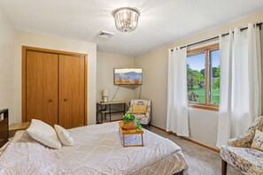 2 bedrooms, desk, iron/ironing board, WiFi