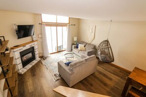 Televisor, llar de foc i taula de tennis de taula 