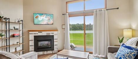 Télévision, cheminée, table de tennis de table