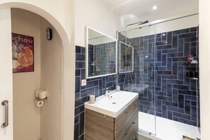 Shower, hair dryer, towels - Apartment with magnificent view of the Sacre Coeur (Paris)