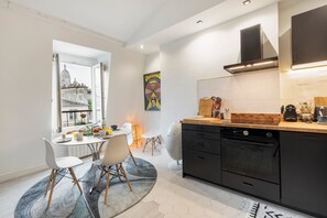 Fridge, oven, dishwasher, coffee/tea maker