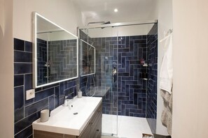 Shower, hair dryer, towels - Apartment with magnificent view of the Sacre Coeur (Paris)