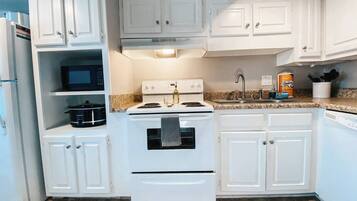 Een koelkast, een magnetron, een oven, een kookplaat