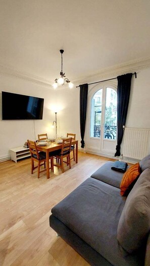 TV - Haussmannian apartment at the gateway to Paris (Aubervilliers)
