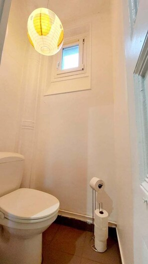 Een douche, een haardroger, handdoeken