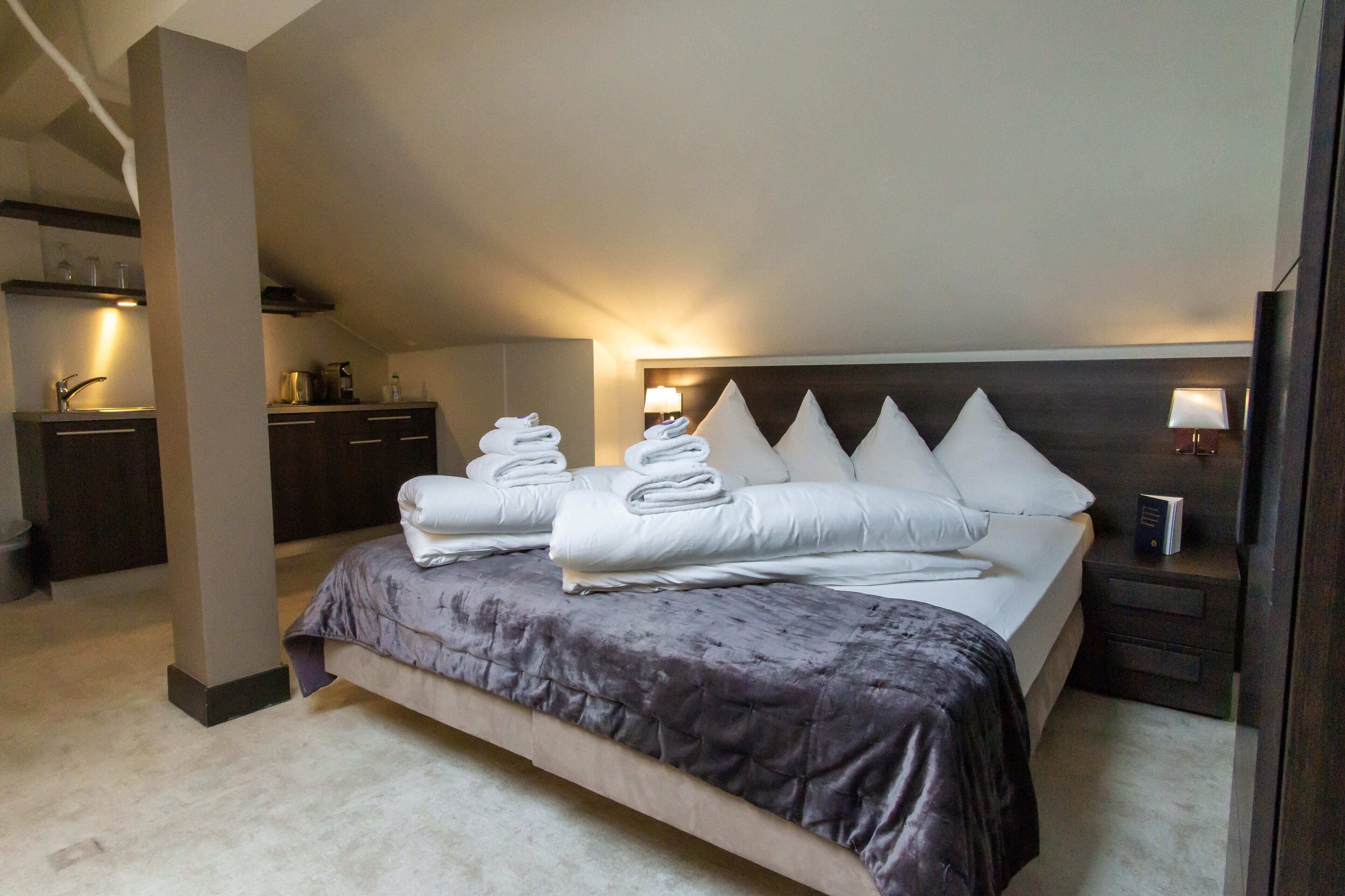 传统双人房 | 客房内保险箱、遮光窗帘、免费 WiFi、床单