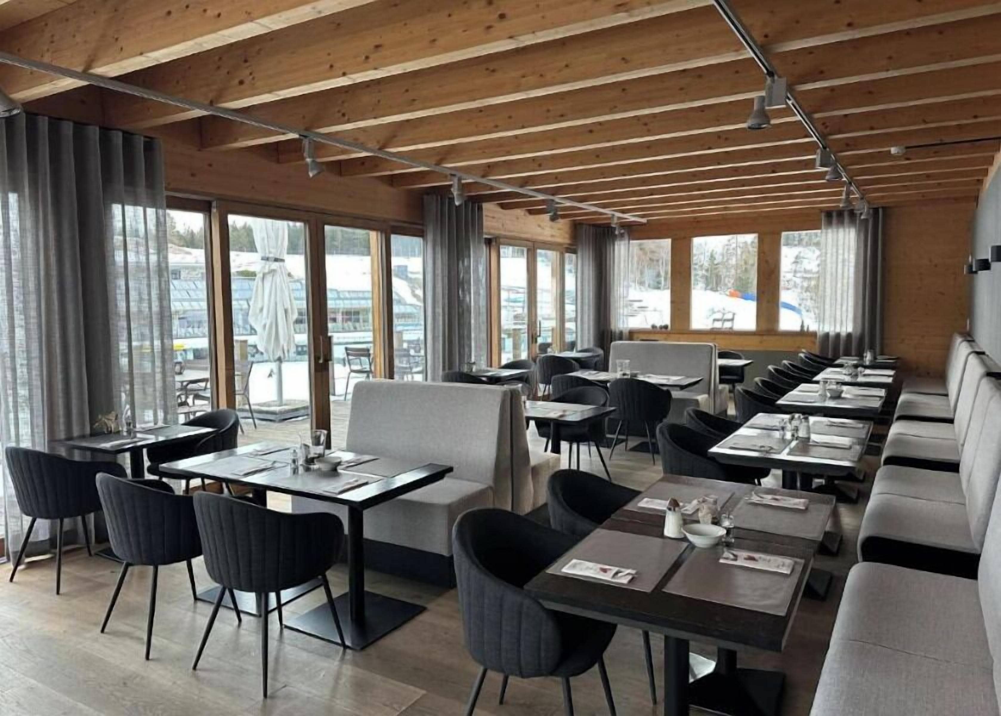 Daily buffet breakfast (EUR 17.5 per person)