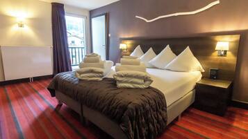 舒适双人房 | 客房内保险箱、遮光窗帘、免费 WiFi、床单