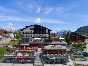 A mountain resort with a restaurant named 'Woods' and a ski lift area. - Hotel Wetterstein (Seefeld in Tirol)