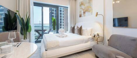 Skrivebord, strykejern/-brett og wi-fi