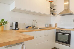 雪櫃、微波爐、焗爐、洗碗機