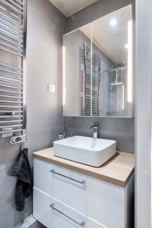 Shower, hair dryer, towels - Paris 17 - Charming 2-room in Batignolles (Paris)