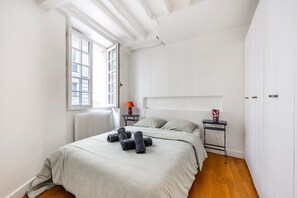 1 bedroom, desk, internet, bed sheets