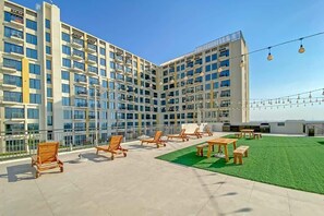 Outdoor dining - StayShort - Stylish 1BR Near Town Square - Sleeps 4 Guests! (Dubai)