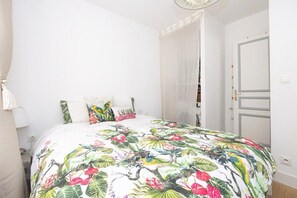 1 bedroom, Internet, bed sheets - Montorgueil | 10' walk to Royal Palace & Louvre (Paris)