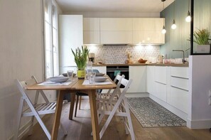 Dining - Montorgueil | 10' walk to Royal Palace & Louvre (Paris)