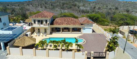 Villa (4 Bedrooms) | Front of property