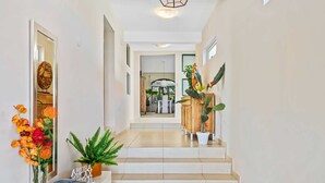 A staircase leading to a room with a view of a balcony. - Caya Mesa Vista 8 Tierra del Sol (Noord)
