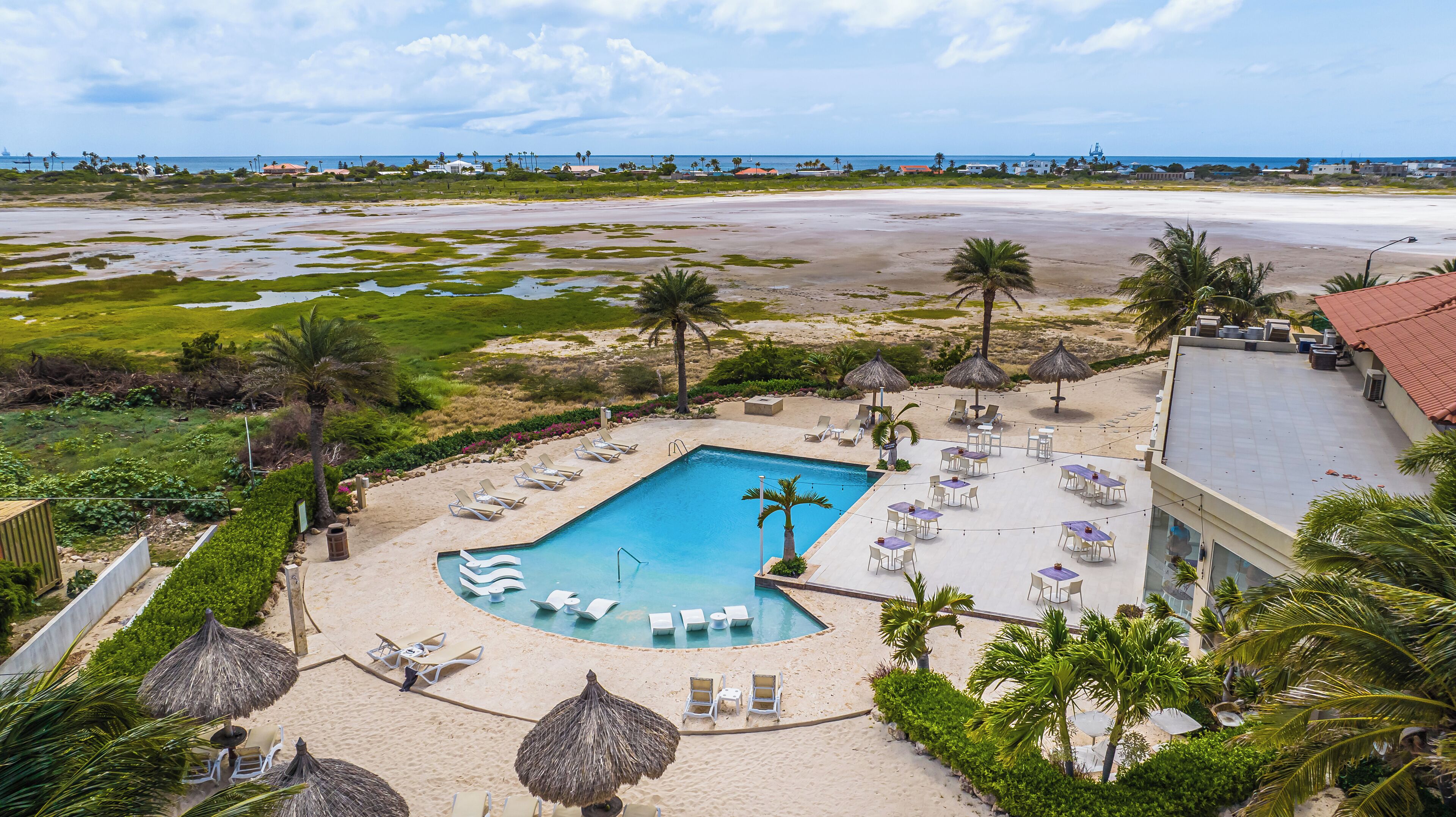 Ein Resort mit Pool, Strand und Meerblick.