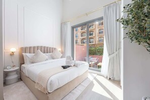 Schreibtisch, Bügeleisen/Bügelbrett, WLAN