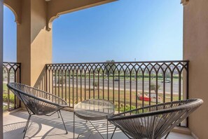 Property grounds - StayShort - Warm and Earthy 1-Bedroom Apartment Perfect for Family in Madinat Ju (Dubai)