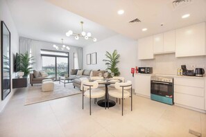 Interior - StayShort - Warm and Earthy 1-Bedroom Apartment Perfect for Family in Madinat Ju (Dubai)