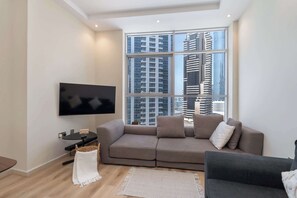 TV - Free housekeeping visits during your stay - StayShort - Bright 1-Bedroom with View, Dubai Marina (Dubai)
