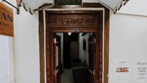 Pintu masuk properti