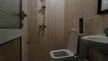 Ducha, artículos de higiene personal gratuitos, zapatillas y toallas