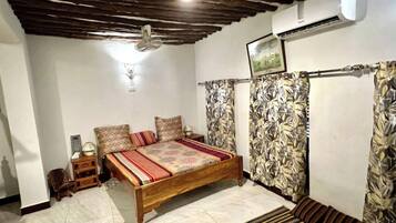 Habitación triple estándar | Espacio para trabajar con un portátil y cortinas opacas