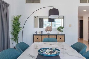 Dining - StayShort - Amazing Cozy 1-Bedroom Apartment Perfect for 4 in Dubai Marina (Dubai)