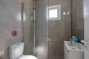 Hair dryer, towels - Andrea 3-Bedroom Apt in Mackenzie W/ Pool (Cyprus - Larnaca)