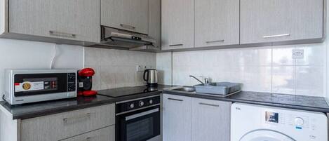 Een koelkast, een microgolfoven, een oven, een kookplaat