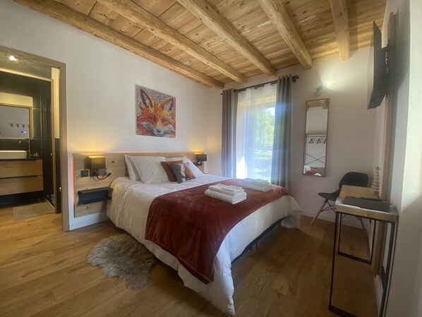 Chambre Double, salle de bains attenante, vue jardin