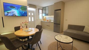 Kamar Keluarga | Ruang keluarga | Smart TV 43-inci dengan saluran TV digital